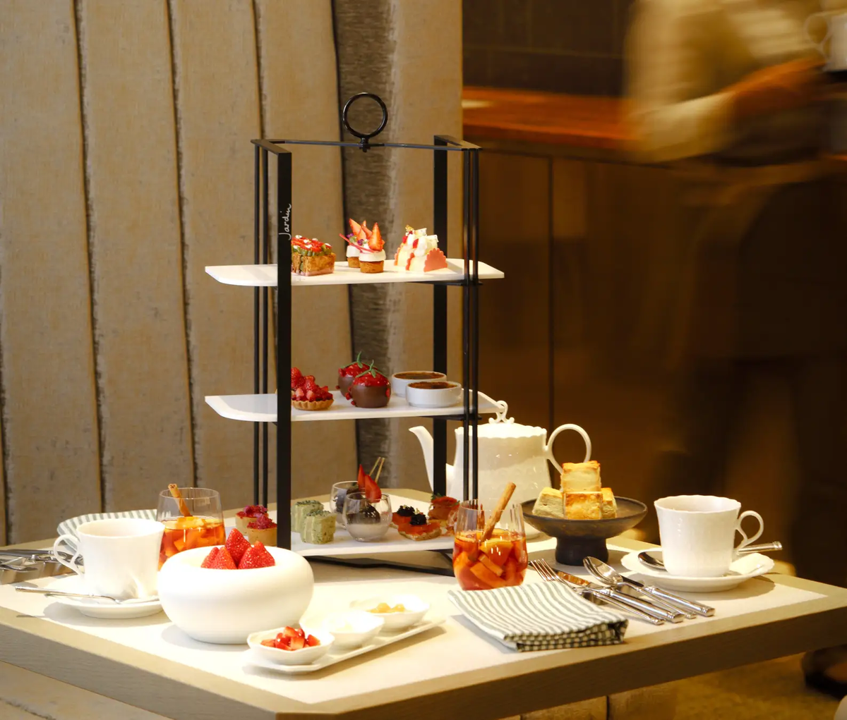 【フォーシーズンズホテル大阪】ストロベリーアフタヌーンティー。厳選された旬の国産苺を楽しめるミルフィーユやブリュレなど