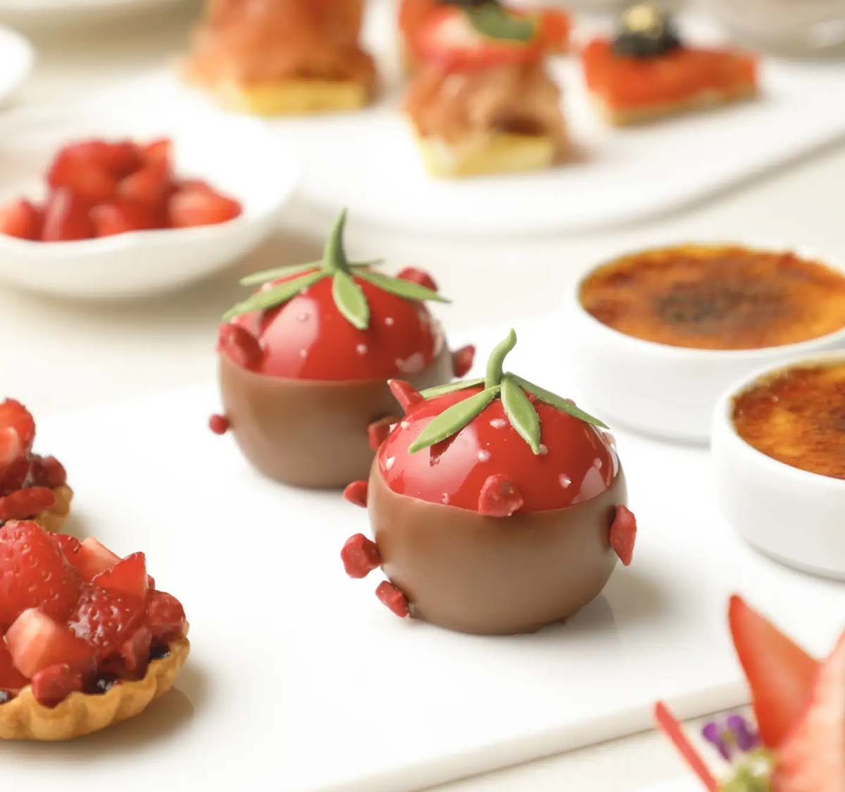 【フォーシーズンズホテル大阪】ストロベリーアフタヌーンティー。厳選された旬の国産苺を楽しめるミルフィーユやブリュレなど