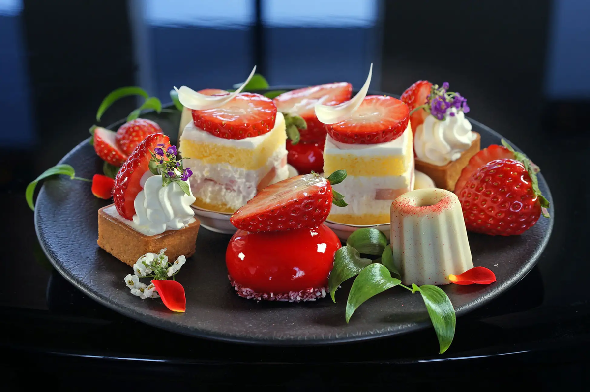 【ロイヤルパインズホテル浦和】埼玉県産いちご「あまりん」アフタヌーンティー。甘美で濃厚な甘みを堪能できるティラミスやカヌレなど
