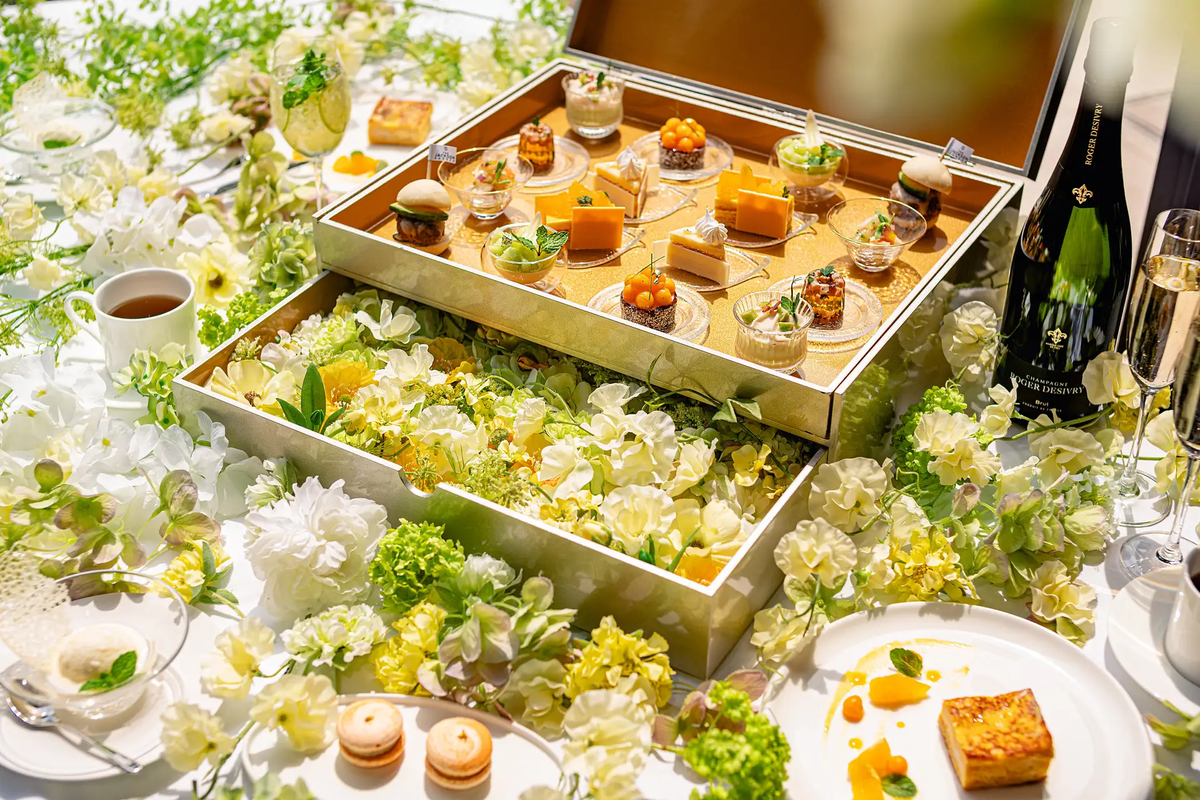 ＜ザ ジャクソン ガーデン＞アフタヌーンティー～Early Summer Palette～。旬のメロンやマンゴーを存分に味わえるケーキやパイなど