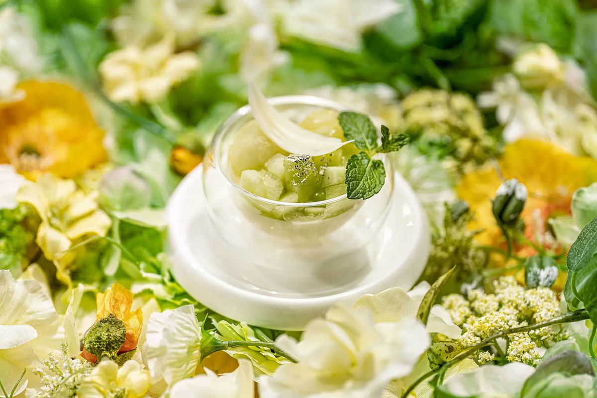 ＜ザ ジャクソン ガーデン＞アフタヌーンティー～Early Summer Palette～。旬のメロンやマンゴーを存分に味わえるケーキやパイなど