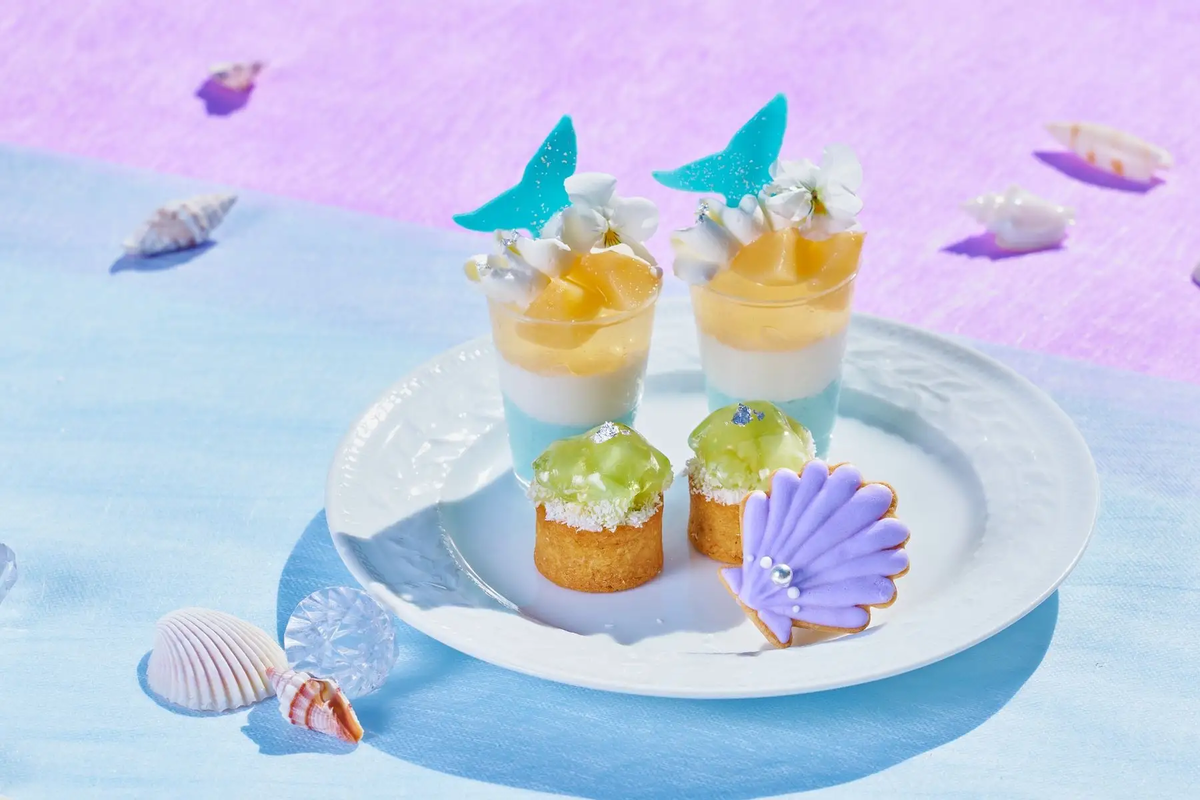 ＜アートグレイス ポートサイドヴィラ＞ “海・空” アフタヌーンティー。爽やかな夏の海辺をモチーフにしたグラススイーツやタルトなど