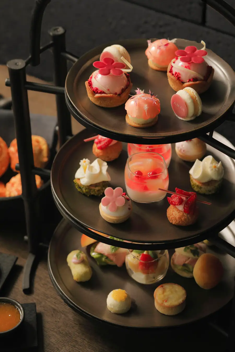 【アマン東京】ピーチ アフタヌーンティー。旬の桃をたっぷりと楽しめるマカロンやタルトなど