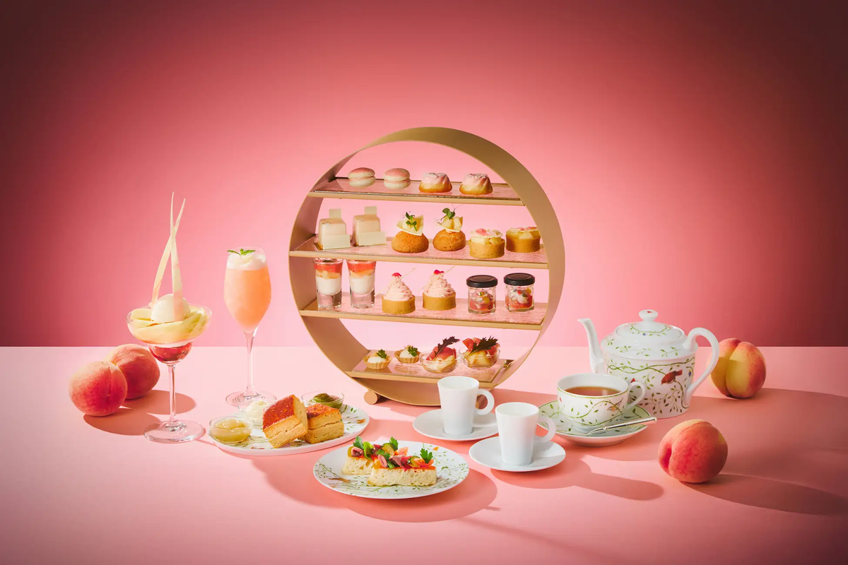 【大阪ステーションホテル】桃アフタヌーンティー。淡いピンク色に彩られたパフェやモンブランなど