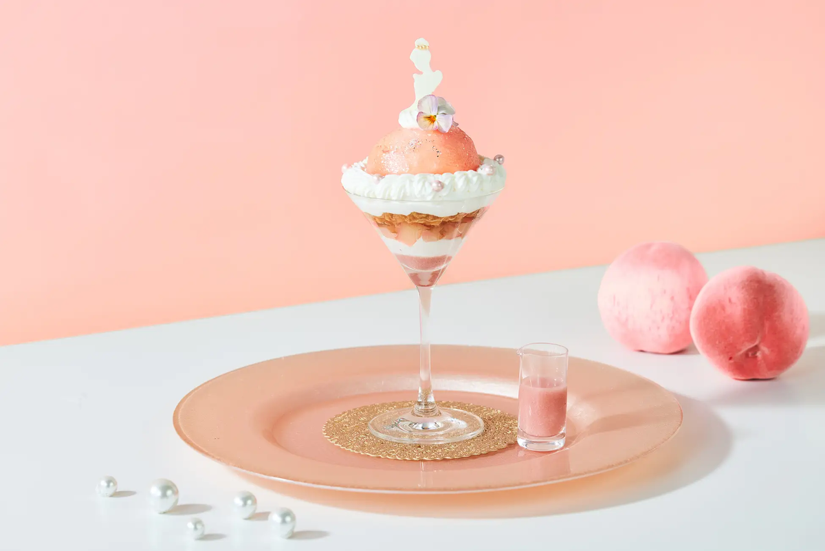  [アニヴェルセルカフェ 表参道] 桃色の夢広がる夏アフタヌーンティー。花嫁ドレスのようなパフェや桃のグラススイーツなど