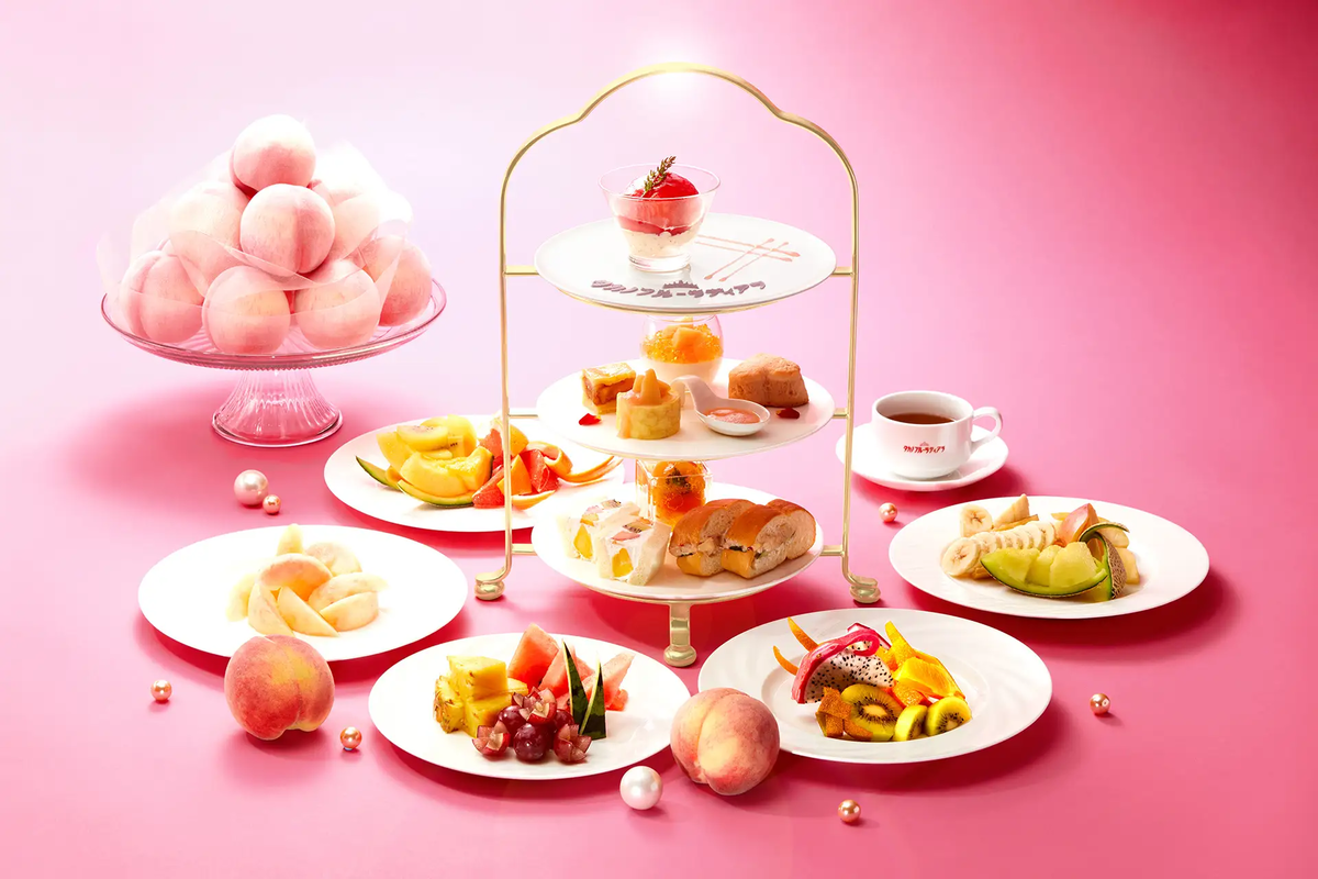 【タカノフルーツパーラー】カットフルーツ食べ放題付き「桃の楽園」アフタヌーンティー。旬の果実を五感で味わうデザートやクレープなど