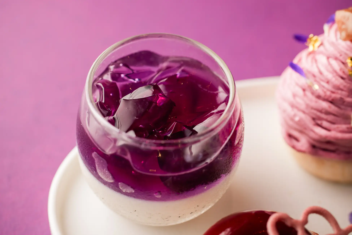 【ハイアット セントリック 銀座 東京】紫色のグルテンフリーアフタヌーンティー。癒しと彩りの恵みに包まれたパンナコッタやムースなど