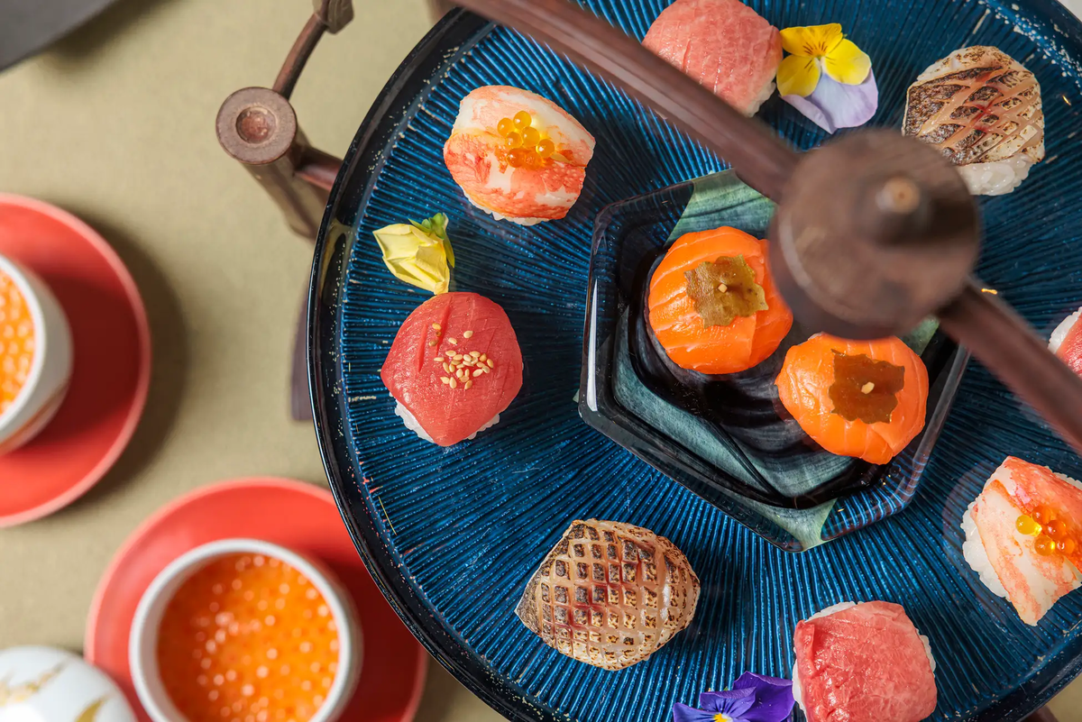 【ザ・プリンスギャラリー 東京紀尾井町】月夜を彩る寿司アフタヌーンティー。雅な世界に包まれた手毬寿司や季節のフルーツなど
