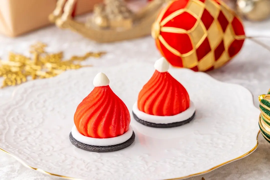 【ヒルトン名古屋】朝から夜までクリスマスアフタヌーンティー。“甘い物語”に包まれたブッシュドノエルやシュトレンなど