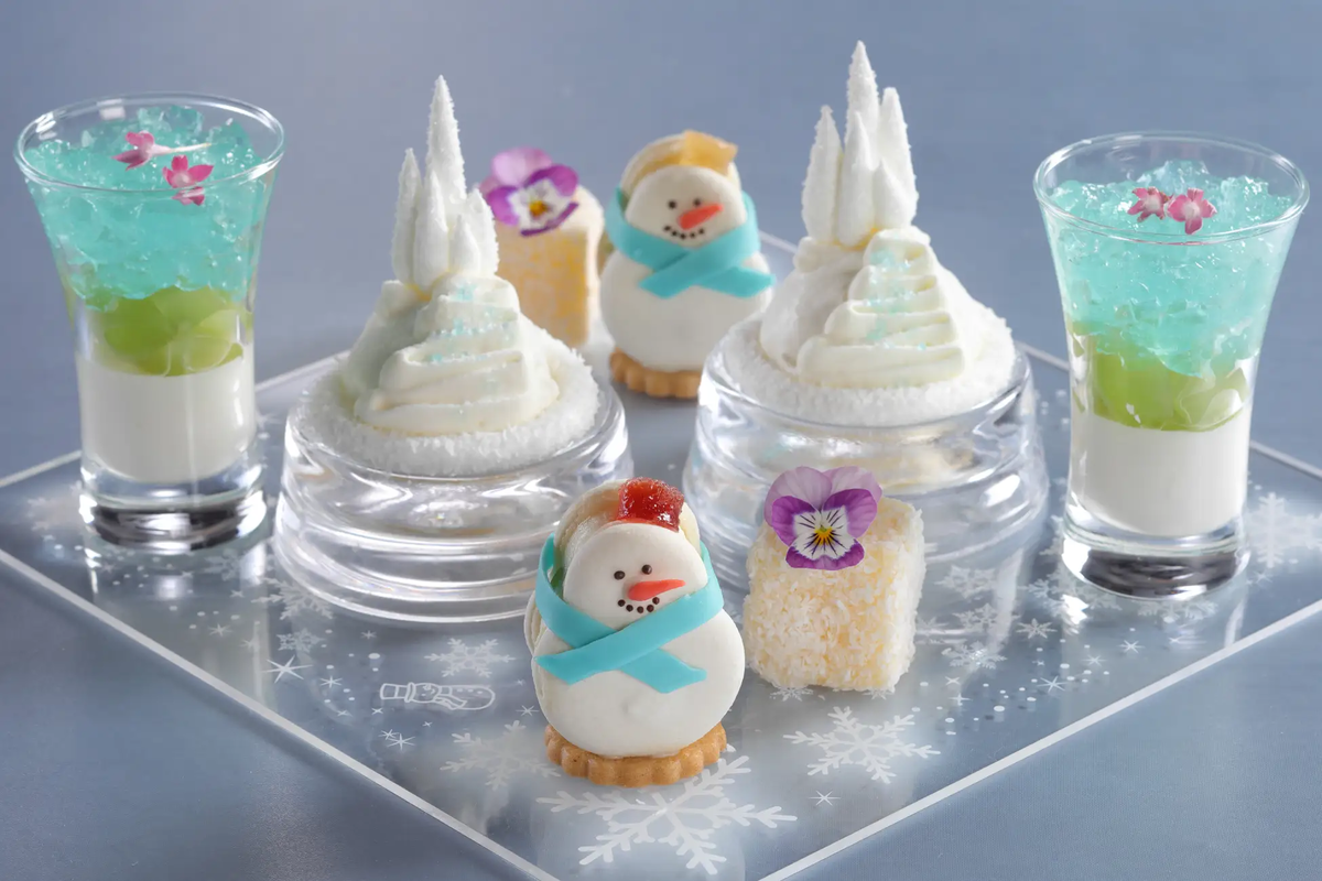 【シェラトン都ホテル大阪】“白”が紡ぐ冬のクリスマスアフタヌーンティー。雪の世界を表現したタルトやマカロンなど
