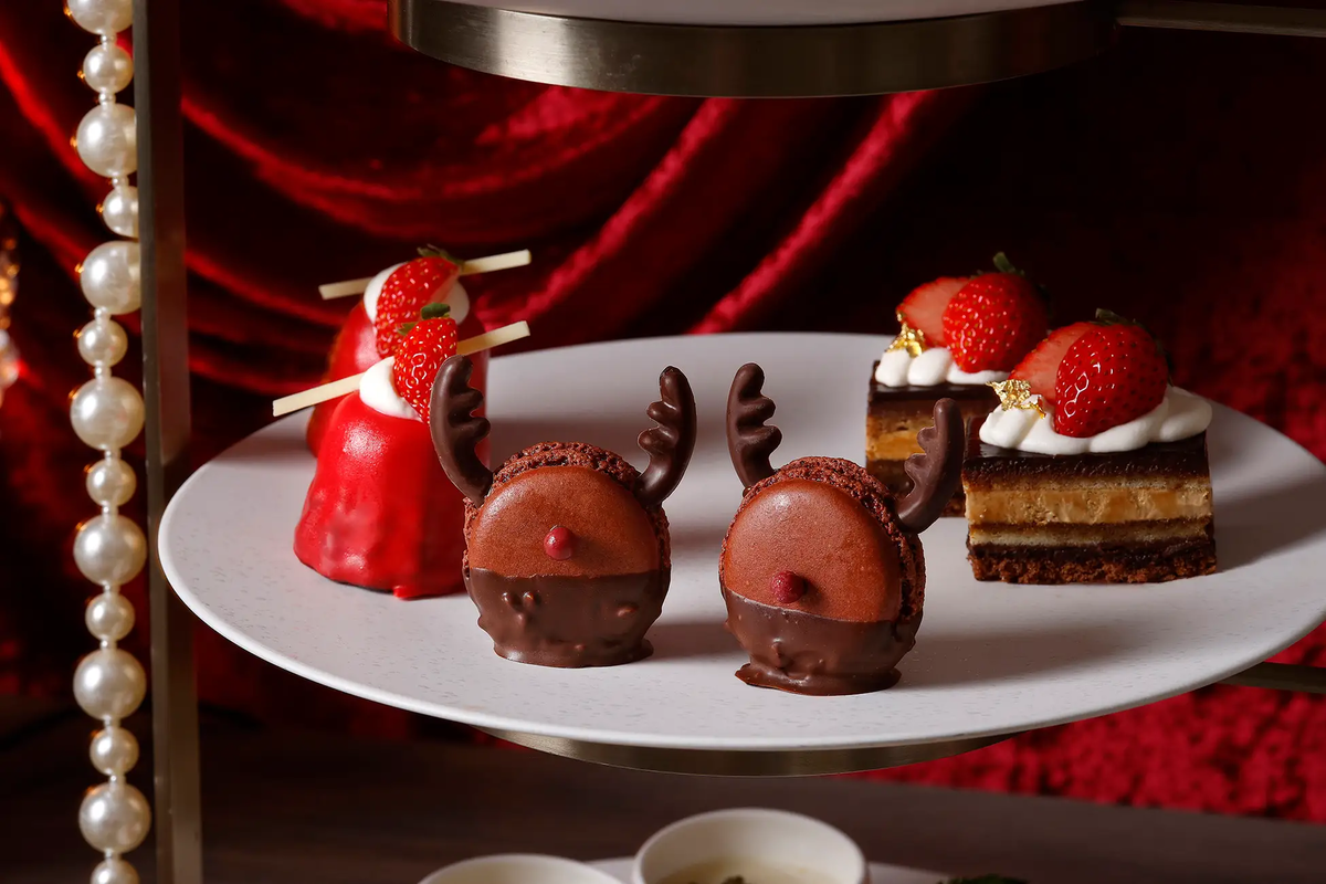 【ザ ストリングス 表参道】苺とショコラのクリスマスアフタヌーンティー。真紅のルビーが灯すマカロンやケーキなど