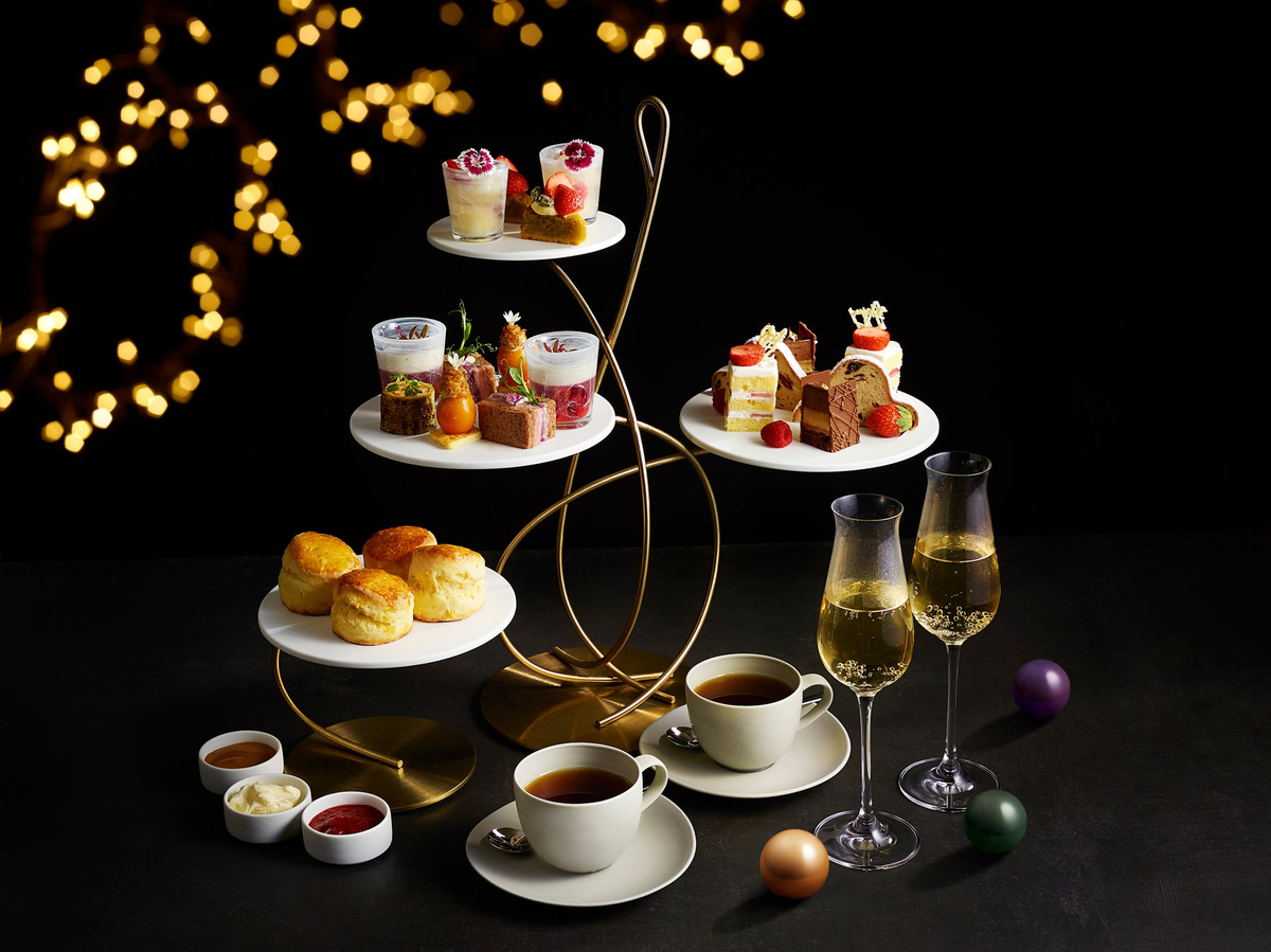 【JWマリオット・ホテル東京】聖夜を彩るクリスマスアフタヌーンティー。煌めくホリデーの魔法に包まれたショートケーキやムースなど
