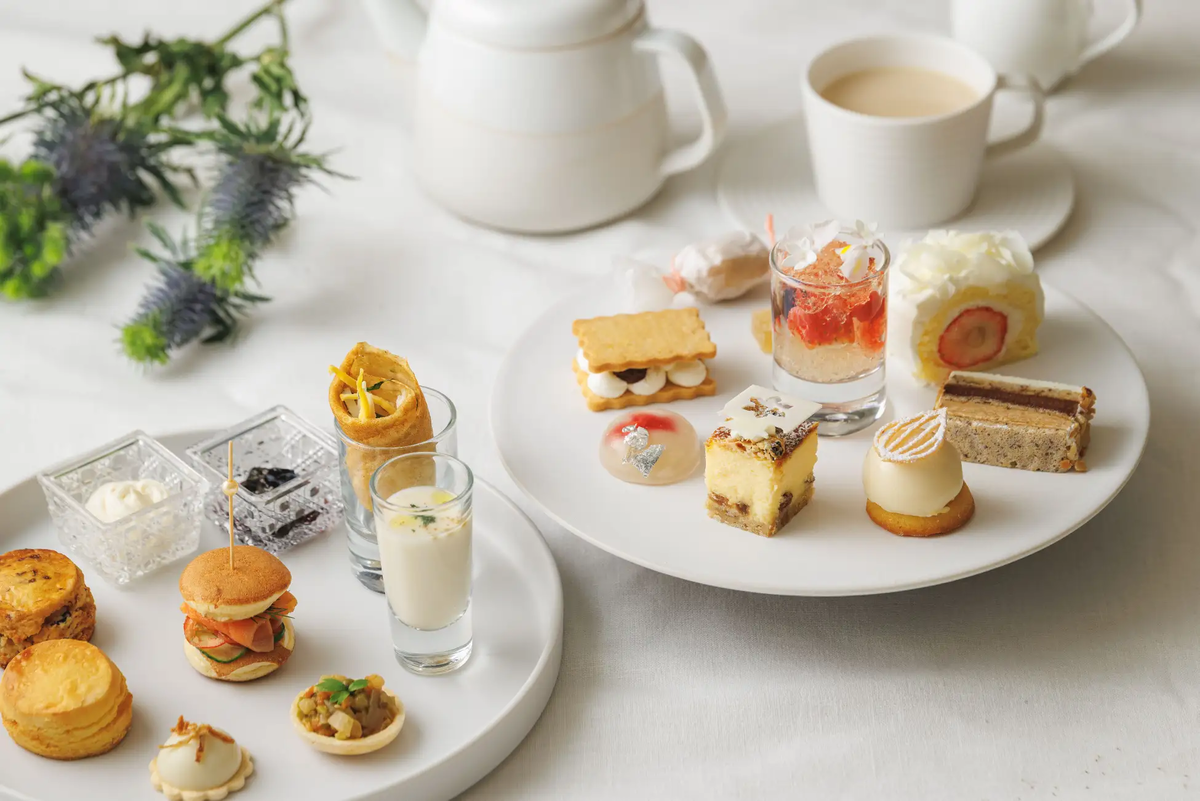 【ザ・キタノホテル東京】冬の白に包まれたグルテンフリーアフタヌーンティー。雪の煌めきが彩るシュークリームやゼリーなど