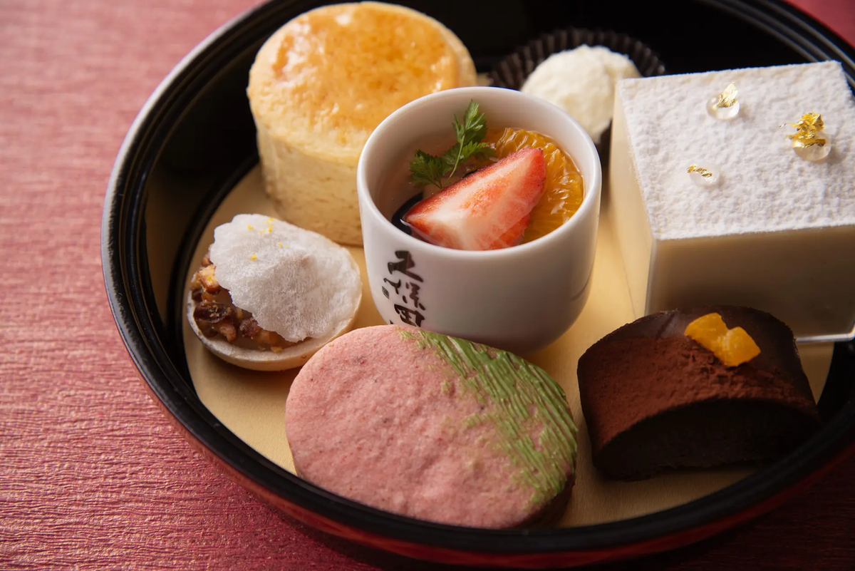 【ホテル椿山荘東京】日本酒「久保田」と味わうアフタヌーンティー。春の彩りが奏でるクッキーやテリーヌショコラなど