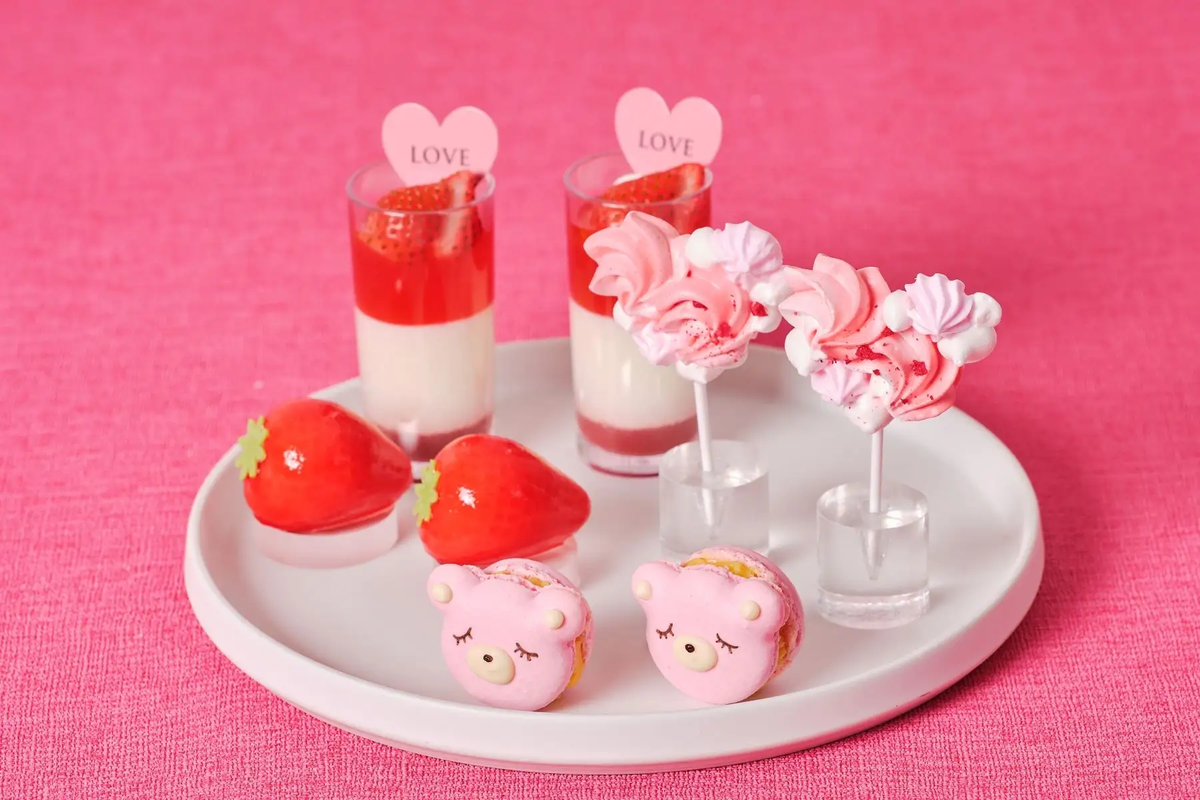 【ベストブライダル】全国8都市9会場で、春色いちごとテディベアのアフタヌーンティー。愛らしさに包まれたケーキやマカロンなど