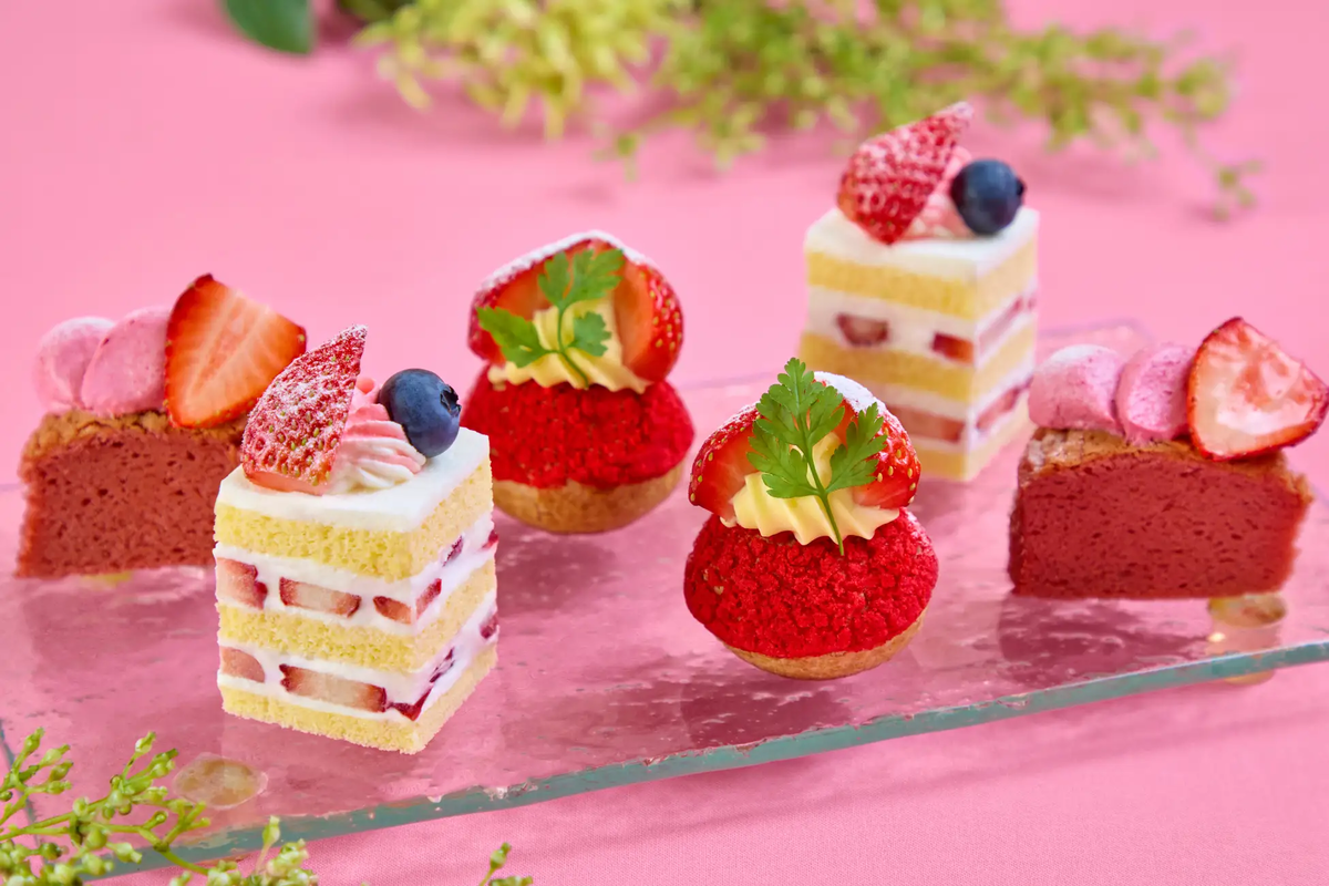 【リーガロイヤルホテル大阪】甘酸っぱい春のいちごアフタヌーンティー。甘い香りに包まれたパフェやショートケーキなど