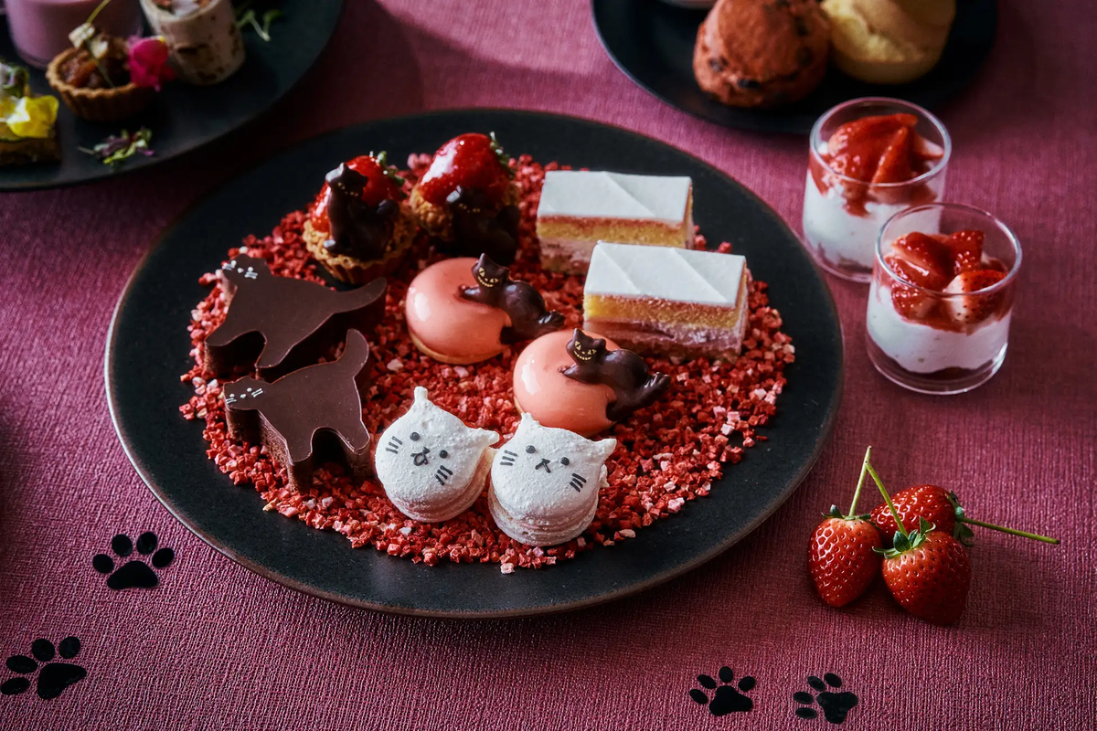 【グランド ハイアット 東京】猫といちごのアフタヌーンティー。かわいさと美味しさがあふれるチョコレートケーキやマカロンなど