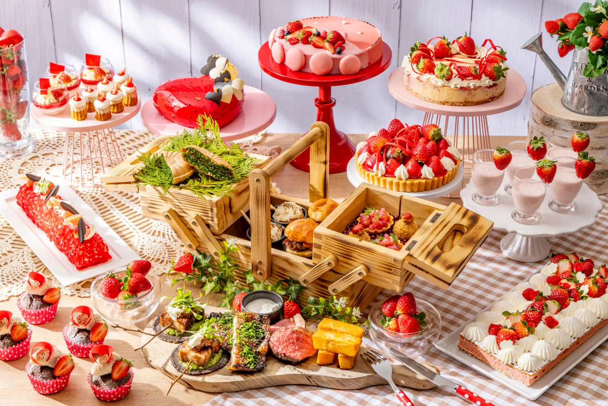 【ヒルトン東京】肉といちごが主役のアフタヌーンティーwithビュッフェ。10種のストロベリースイーツ食べ放題と楽しめるデザートなど