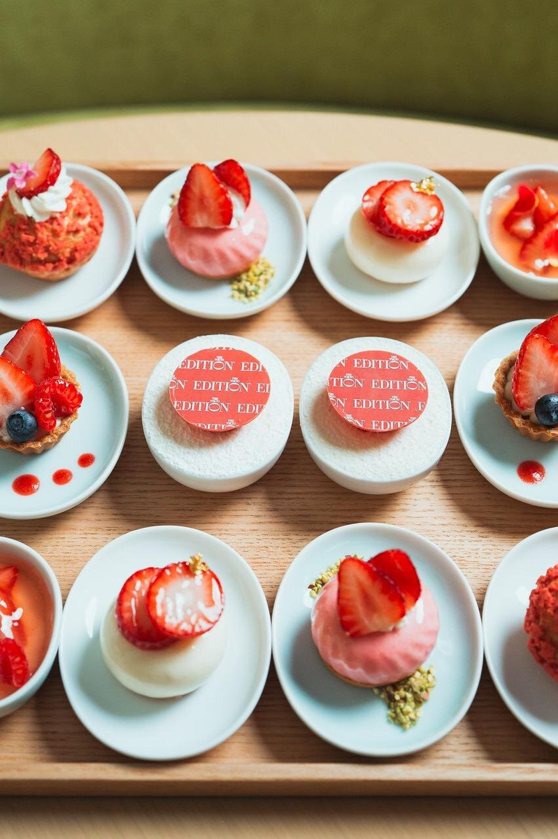 【東京エディション銀座】芳醇な苺が彩るアフタヌーンティー。甘く華やかな果実の香りに包まれたシュークリームやタルトなど
