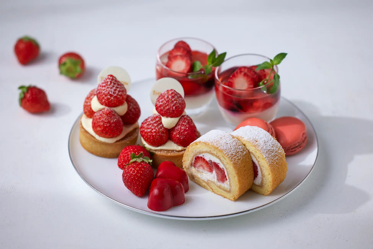 【ウェスティンホテル東京】苺が主役のアフタヌーンティー。甘酸っぱい果実の魅力が広がるマカロンやタルトなど