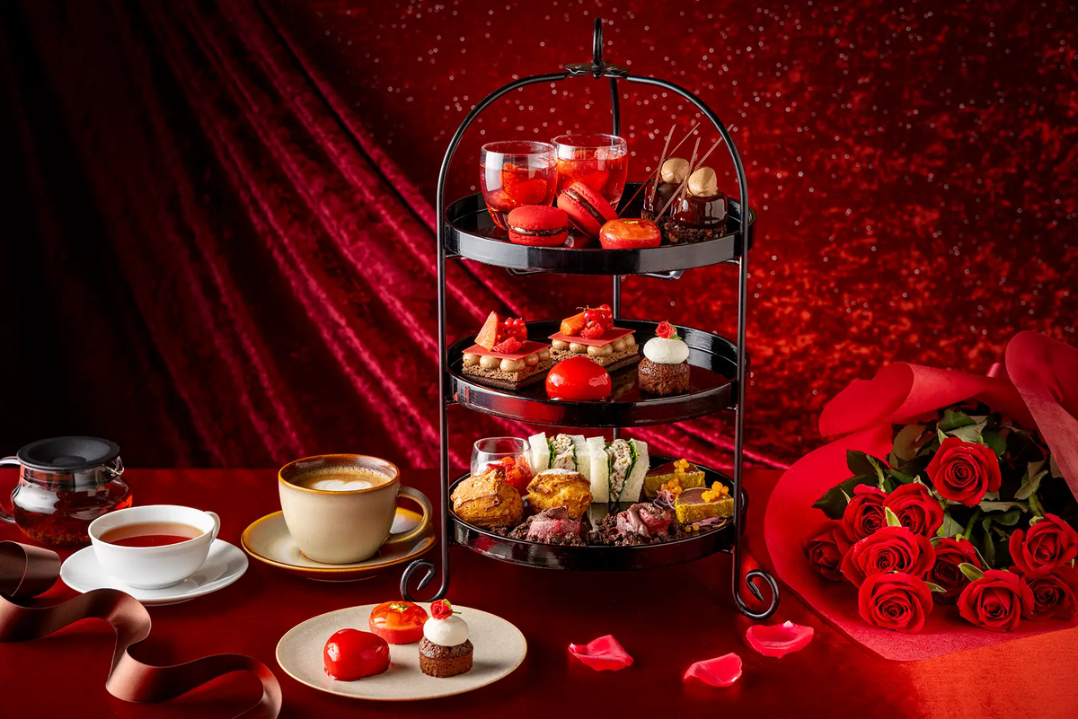 【プルマン東京田町】深紅に染まるバレンタインアフタヌーンティー。濃厚なチョコレートに包まれたムースやフィナンシェなど