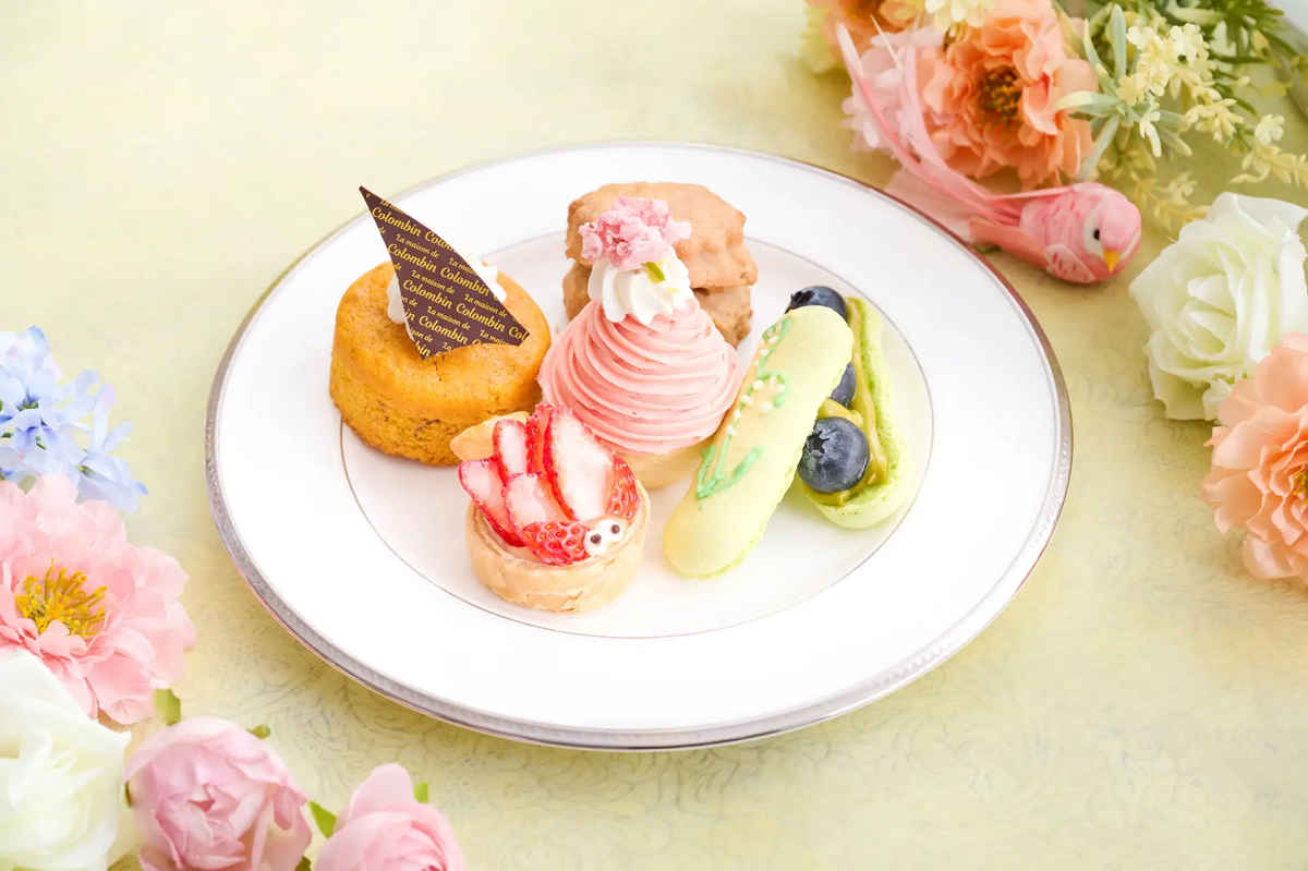 【コロンバン原宿サロン】ヨーロッパと日本の春色アフタヌーンティー。和洋の花々が薫るマカロンやケーキなど