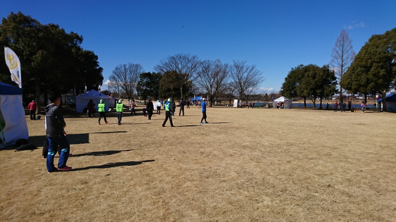 群馬30Kの会場近く 群馬30Kの会場で、ランナーたちが待っています