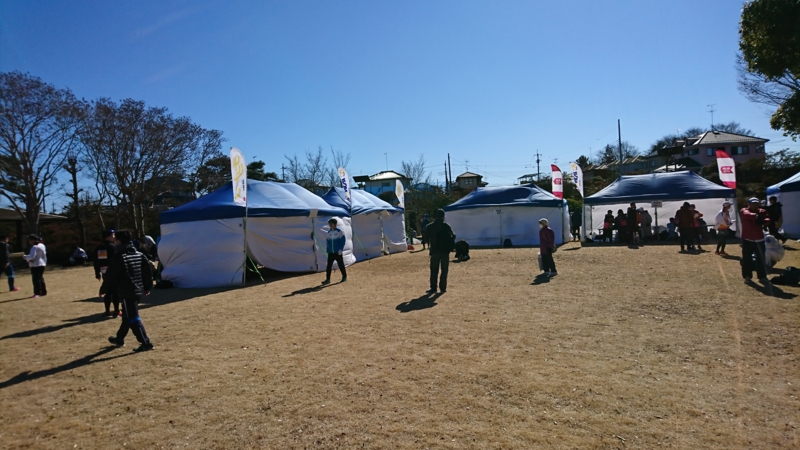 群馬30Kの会場の様子 群馬30Kの会場でテントが立ち並んでいます。