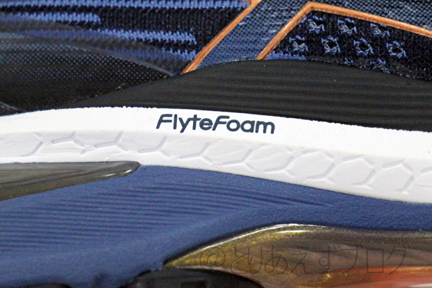 アシックス GT-2000 8のミッドソールのFlyteFoamのマーク