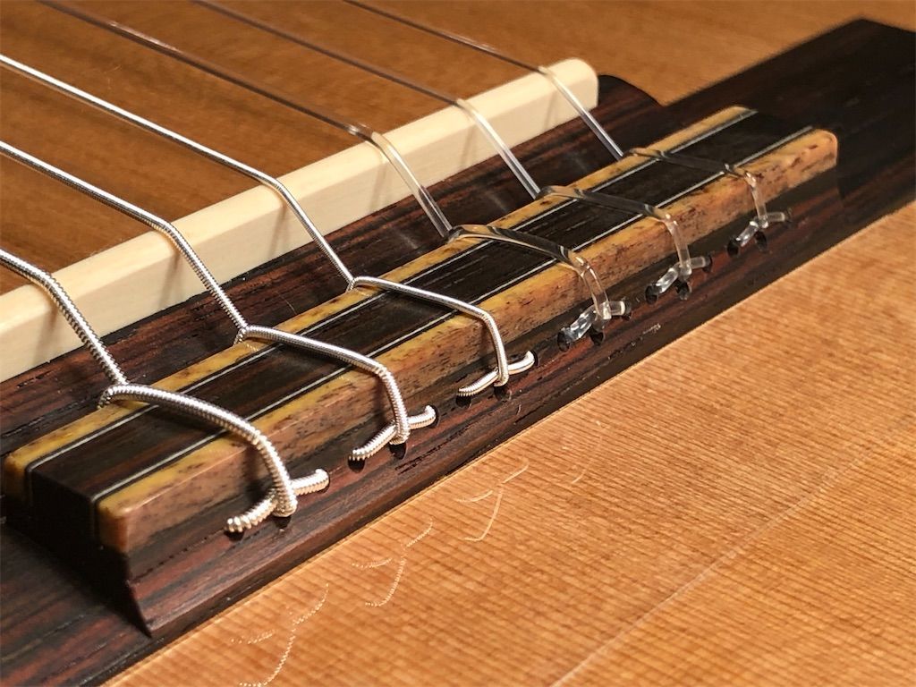 2.5×6穴タイプの駒の弦の留め方 - Ryosuke Kobayashi Guitars