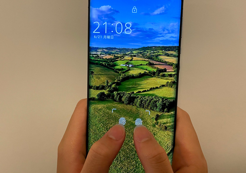 広い指紋認証エリア。2本指で素早く指紋認証