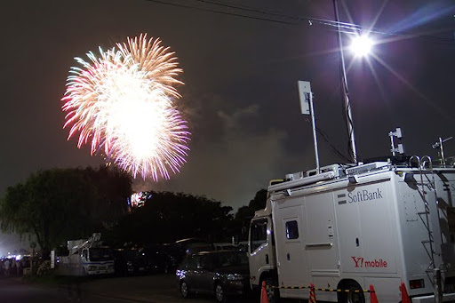 一時的な通信混雑には、移動基地局車で対応