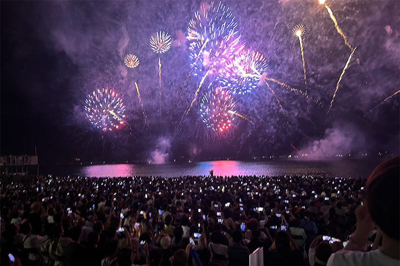 多くの人が集まる場所で通信が混雑しやすい理由とは