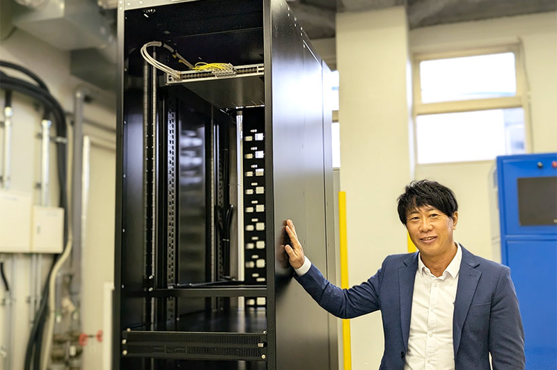 ロボットがサーバーを自動交換。“ケーブルレス” サーバーラックで実現するデータセンター自動化