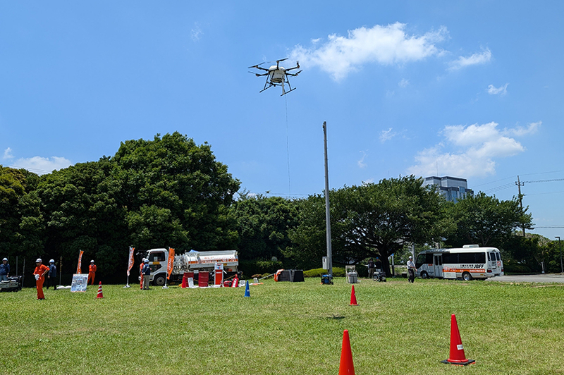 写真左から可搬型基地局、有線給電ドローン