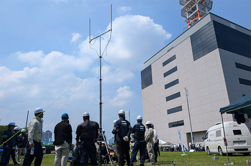 写真左から可搬型基地局、有線給電ドローン