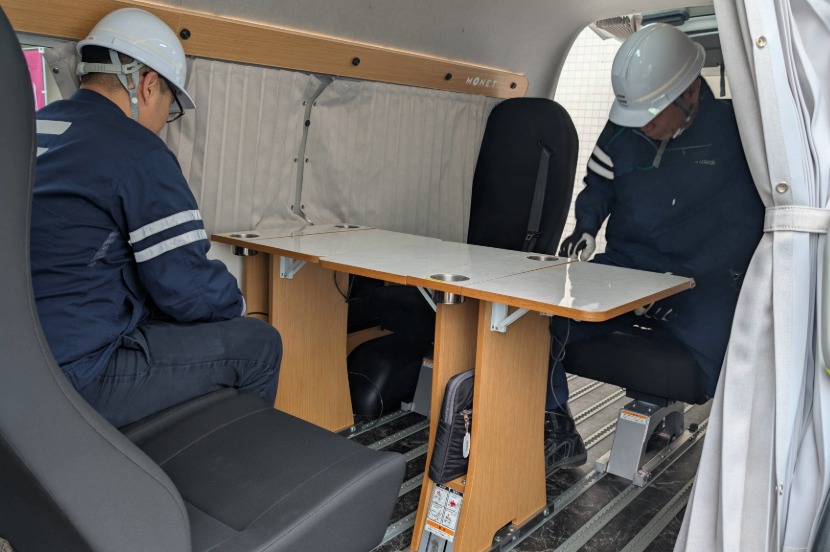 ソフトバンクが持ち込んだ復旧作業員の活動を支える事務スペースとして活用される車両
