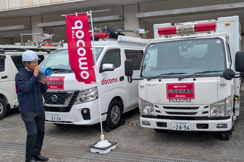 NTTドコモ-基地局が被災した際に臨時の基地局として機能する移動基地局車や、復旧作業員の活動を支える事務スペースとして活用される車両を乗り入れ、それぞれの役割や運用方法を確認