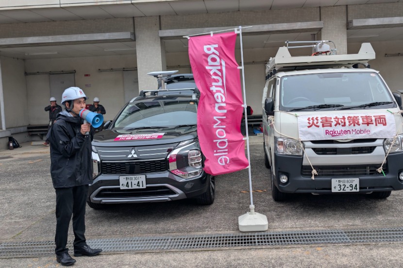 楽天モバイル-基地局が被災した際に臨時の基地局として機能する移動基地局車や、復旧作業員の活動を支える事務スペースとして活用される車両を乗り入れ、それぞれの役割や運用方法を確認