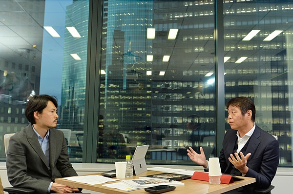 対談する藤長氏と山下氏