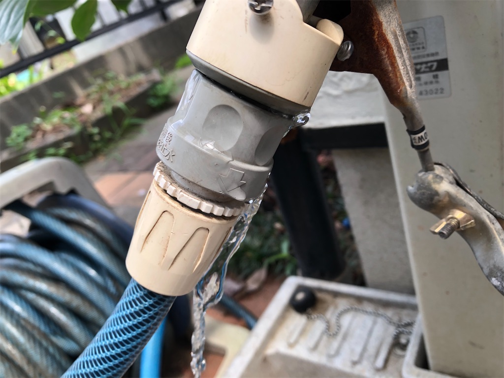 散水ホースの継ぎ目 ジョイント から水が漏れたのでパッキンを交換して直す - 自分でなおす 物も体も心も