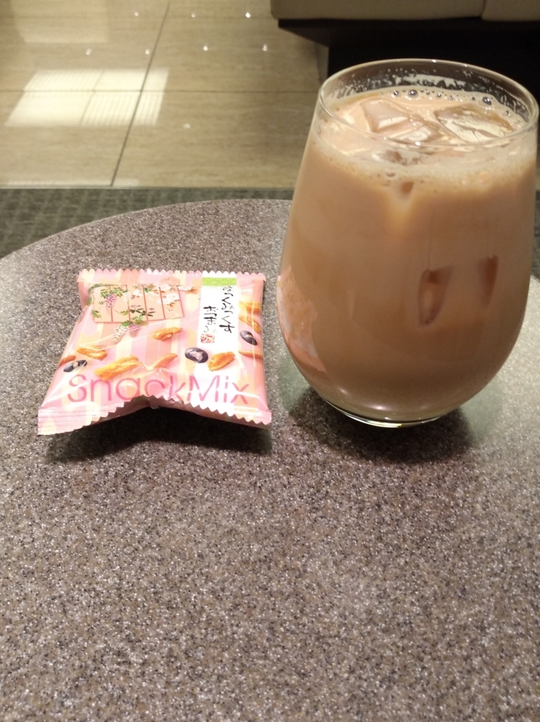 ANAのアイスカフェラテとおつまみ