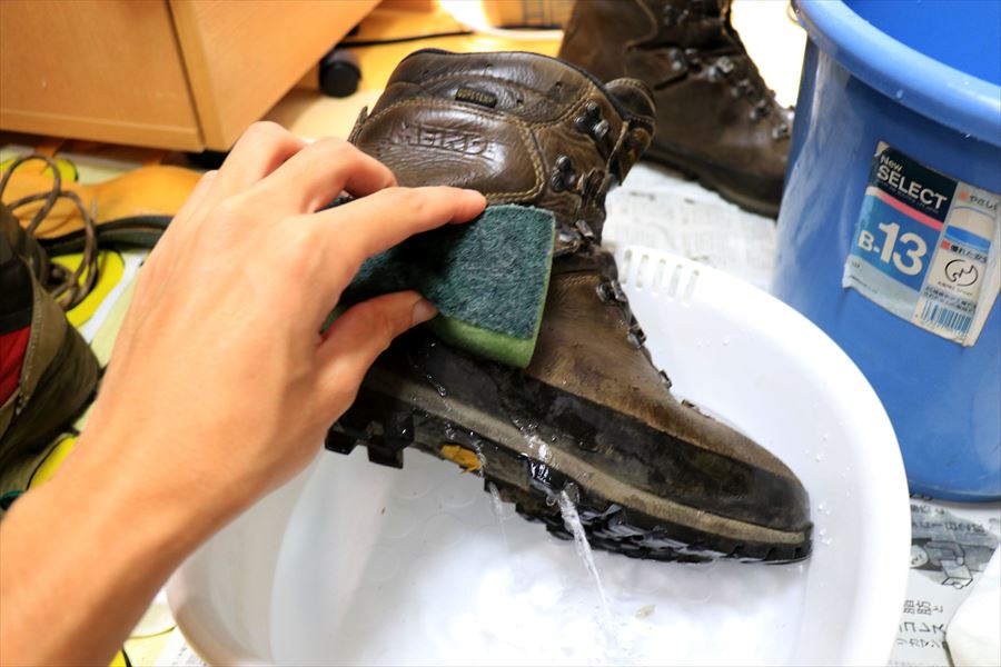 ヌバックレザーの登山靴を水洗いするシーン
