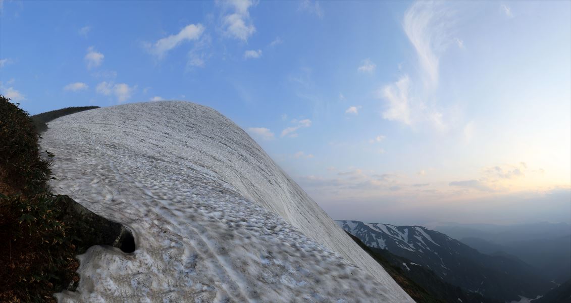 残雪期の北股岳のアイゼンが必要な急登(飯豊連峰)