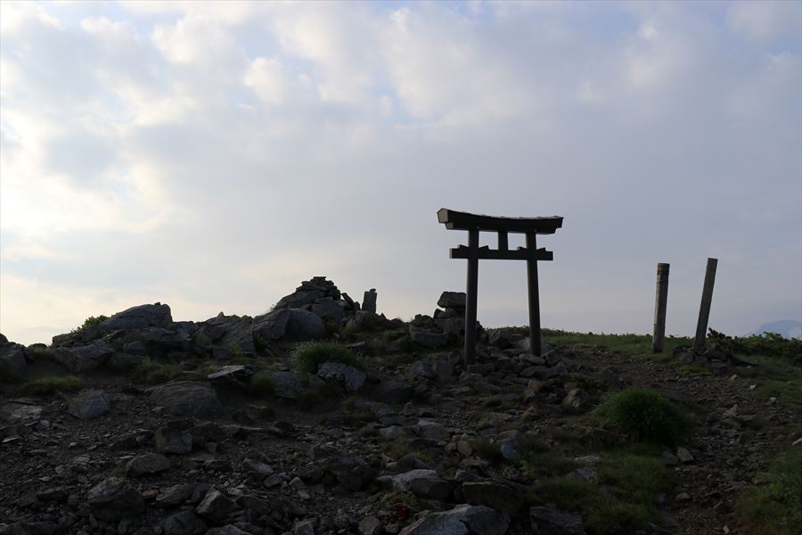 北股岳の山頂の看板(飯豊連峰)