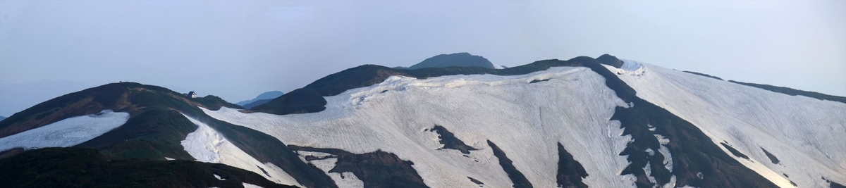 門内岳と門内小屋の展望(残雪期の飯豊連峰)