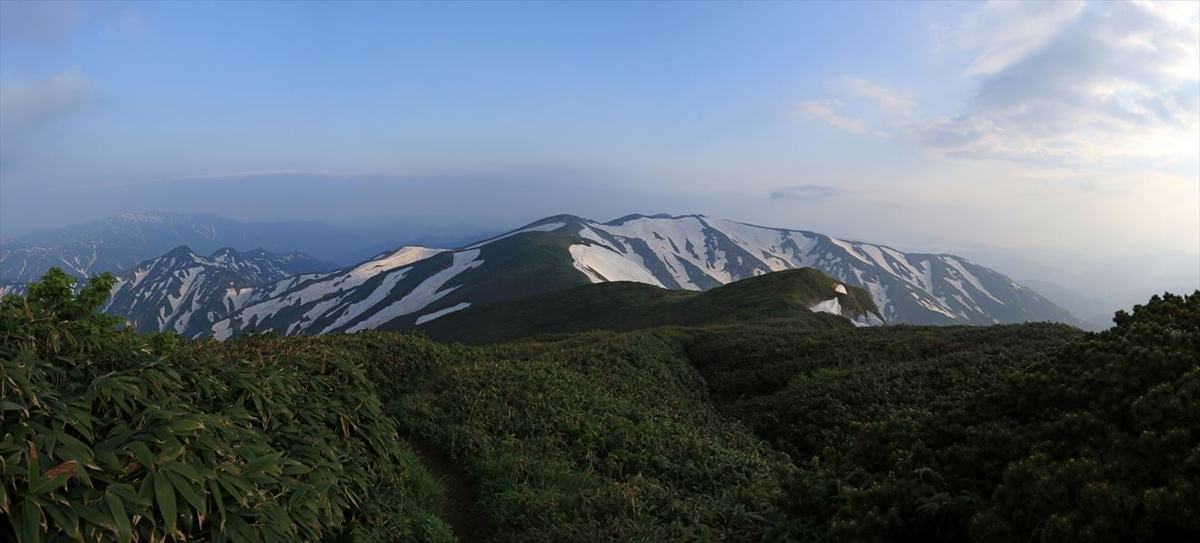 門内岳と登山道(飯豊連峰)