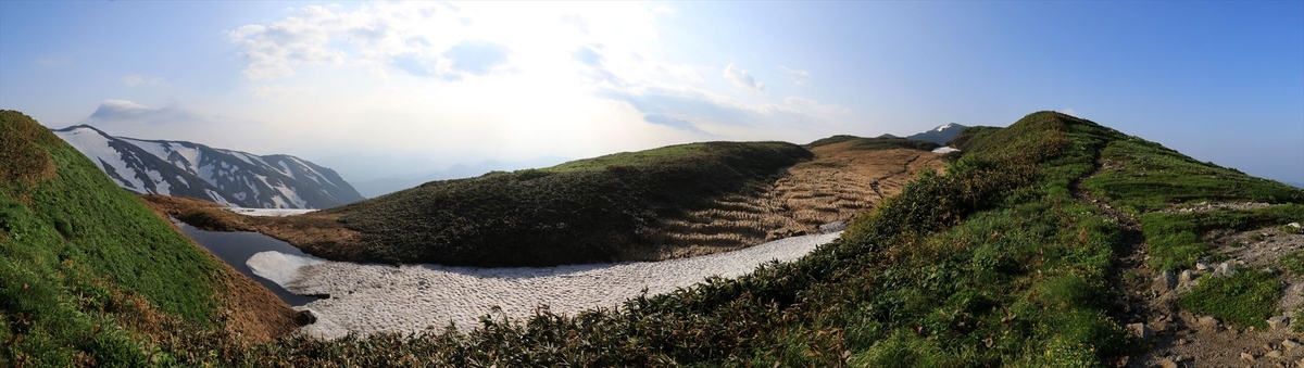 ギルダ原のギルダの池(残雪期の飯豊連峰)