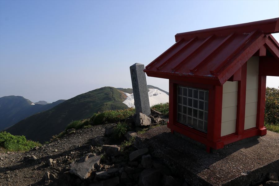 門内岳の山頂の神社(飯豊連峰)