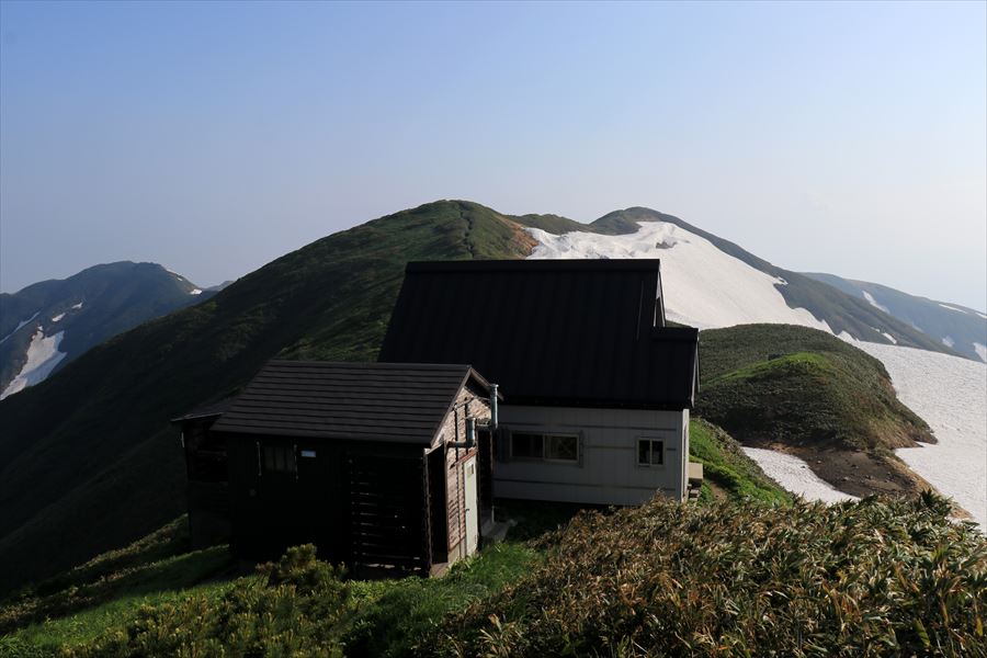 門内小屋の建物(残雪期の6月の飯豊連峰)